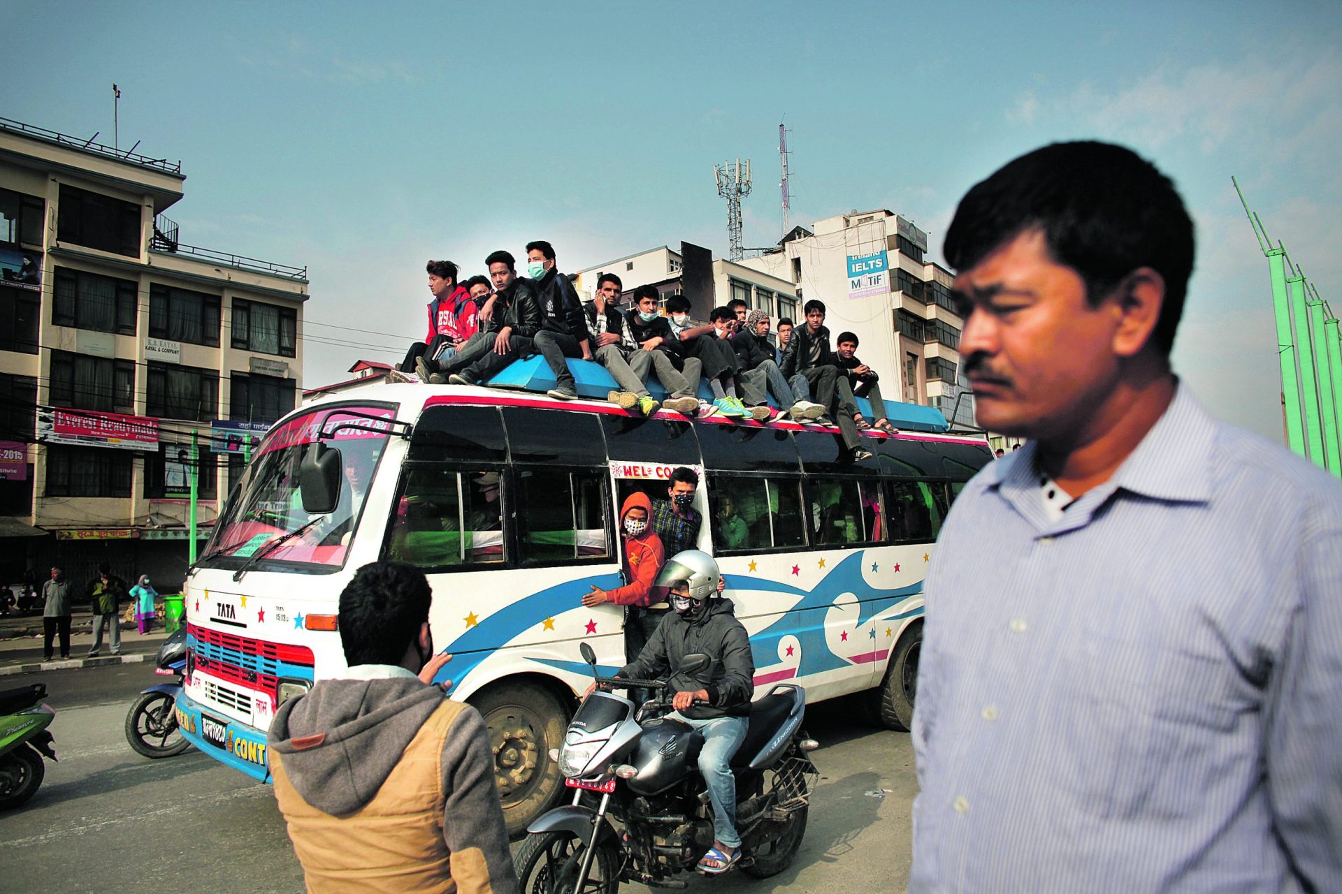 Sismo no Nepal. Caos nas ruas com milhares a fugir de Catmandu