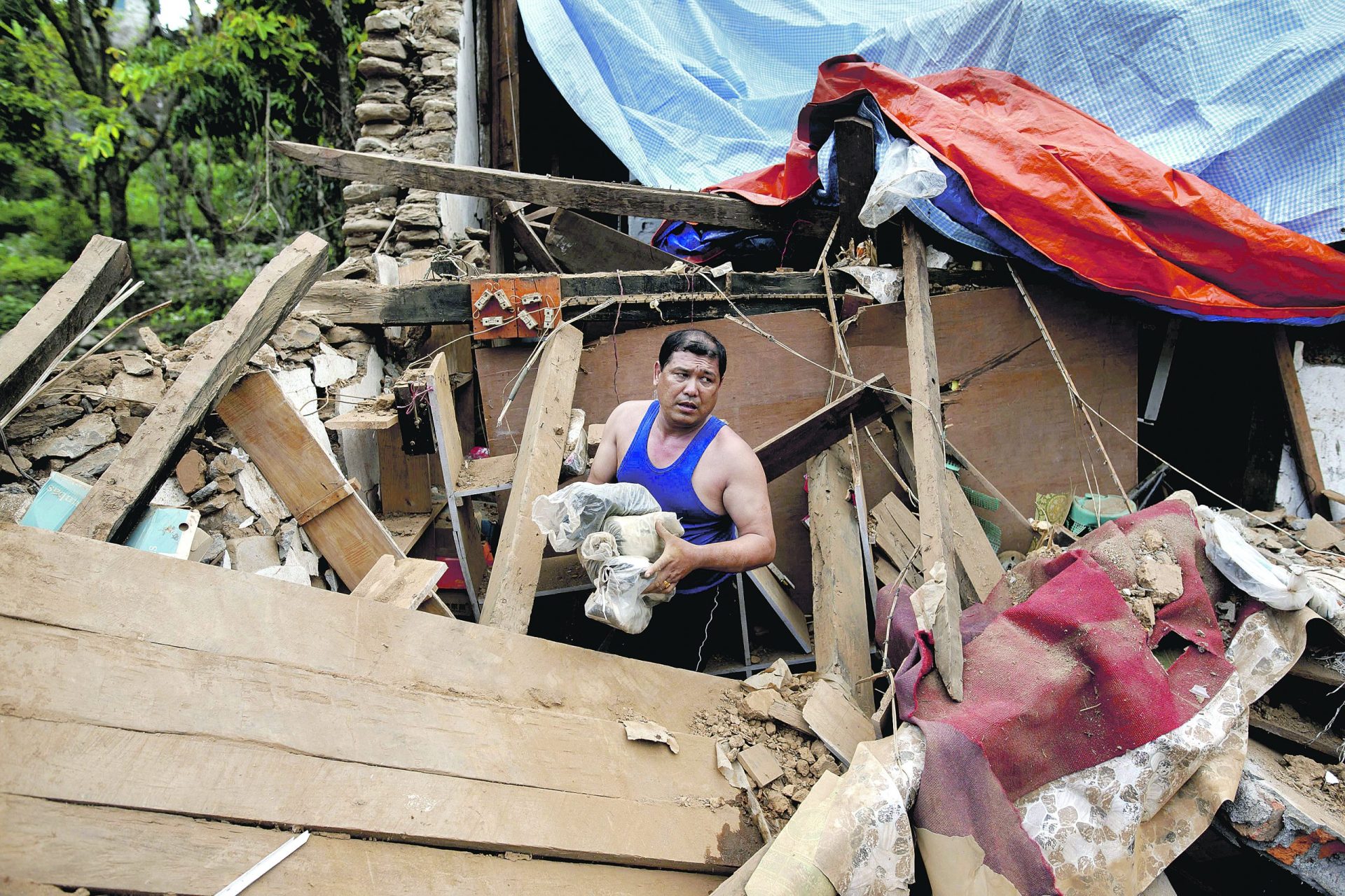 Nepal. Rapaz de 15 anos resgatado vivo dos escombros provocados pelo sismo