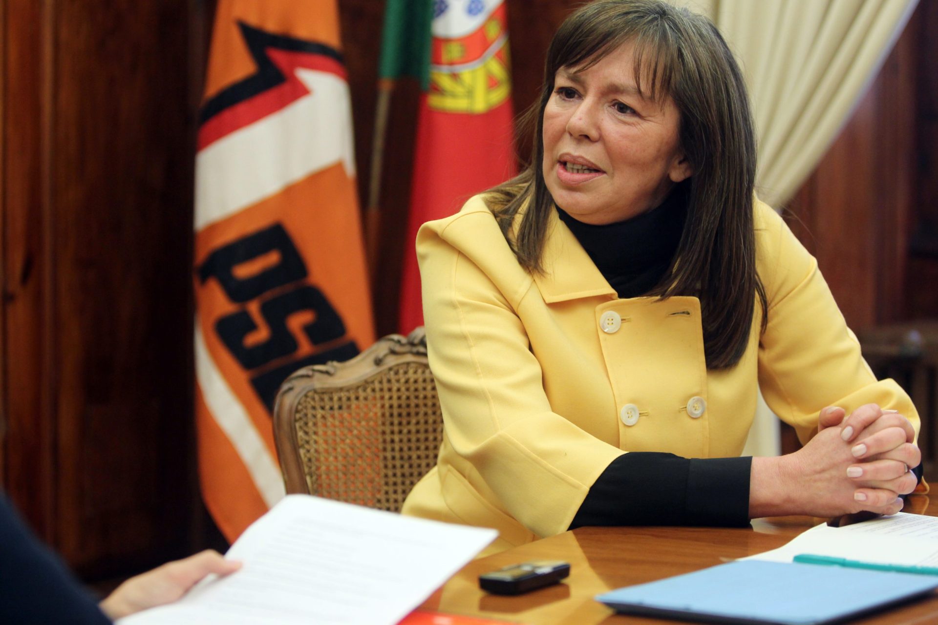 Discussão “dura” entre Negrão e Teresa Coelho na Assembleia