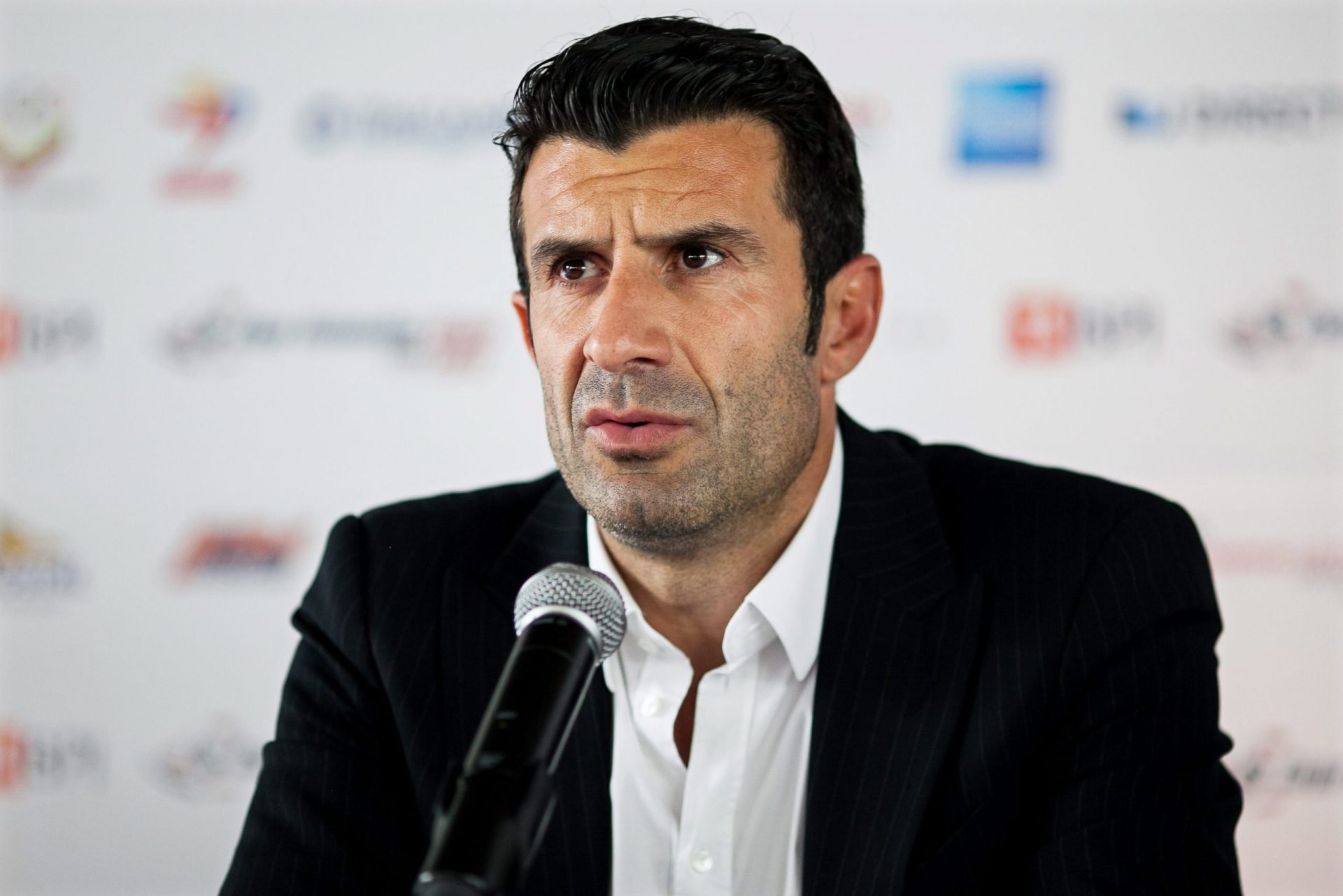 Luís Figo desiste da FIFA. “É uma ditadura”