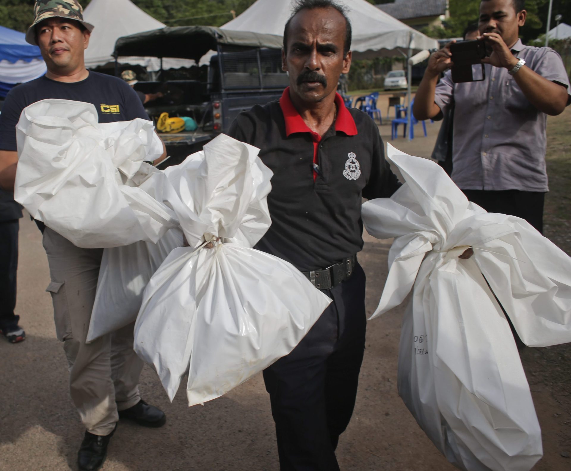 Refugiados. Polícia malaia encontra 139 valas comuns