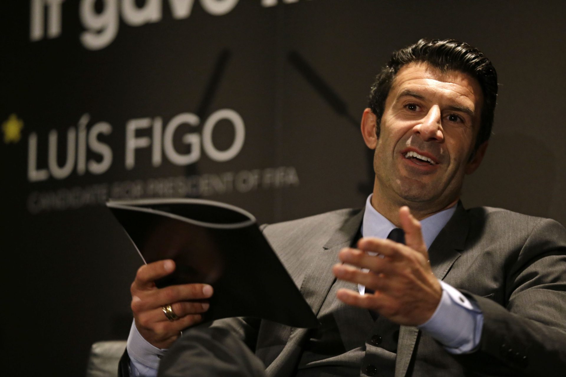 Figo volta à carga e diz que a FIFA “está doente”