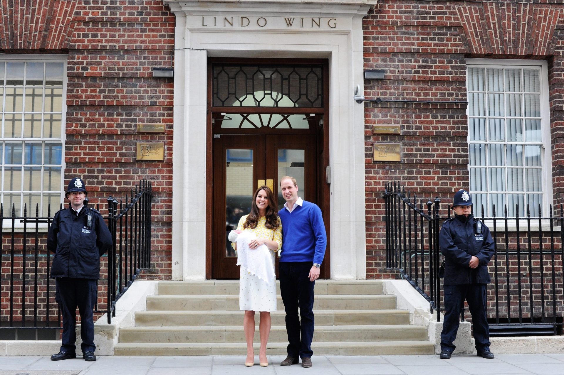 Britânicos à espera de saber o nome da nova princesa de Cambridge