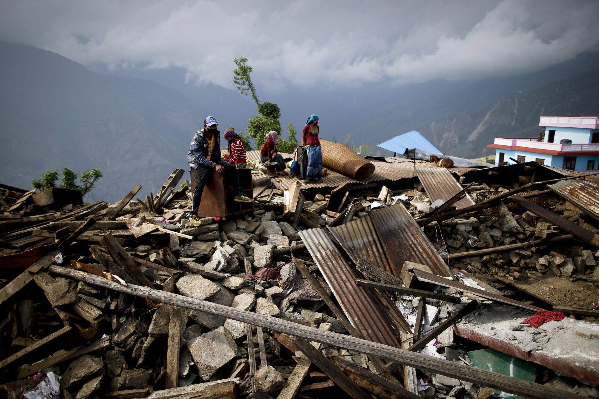 Nepal. Uma semana depois, um homem de 101 anos sai dos escombros com vida