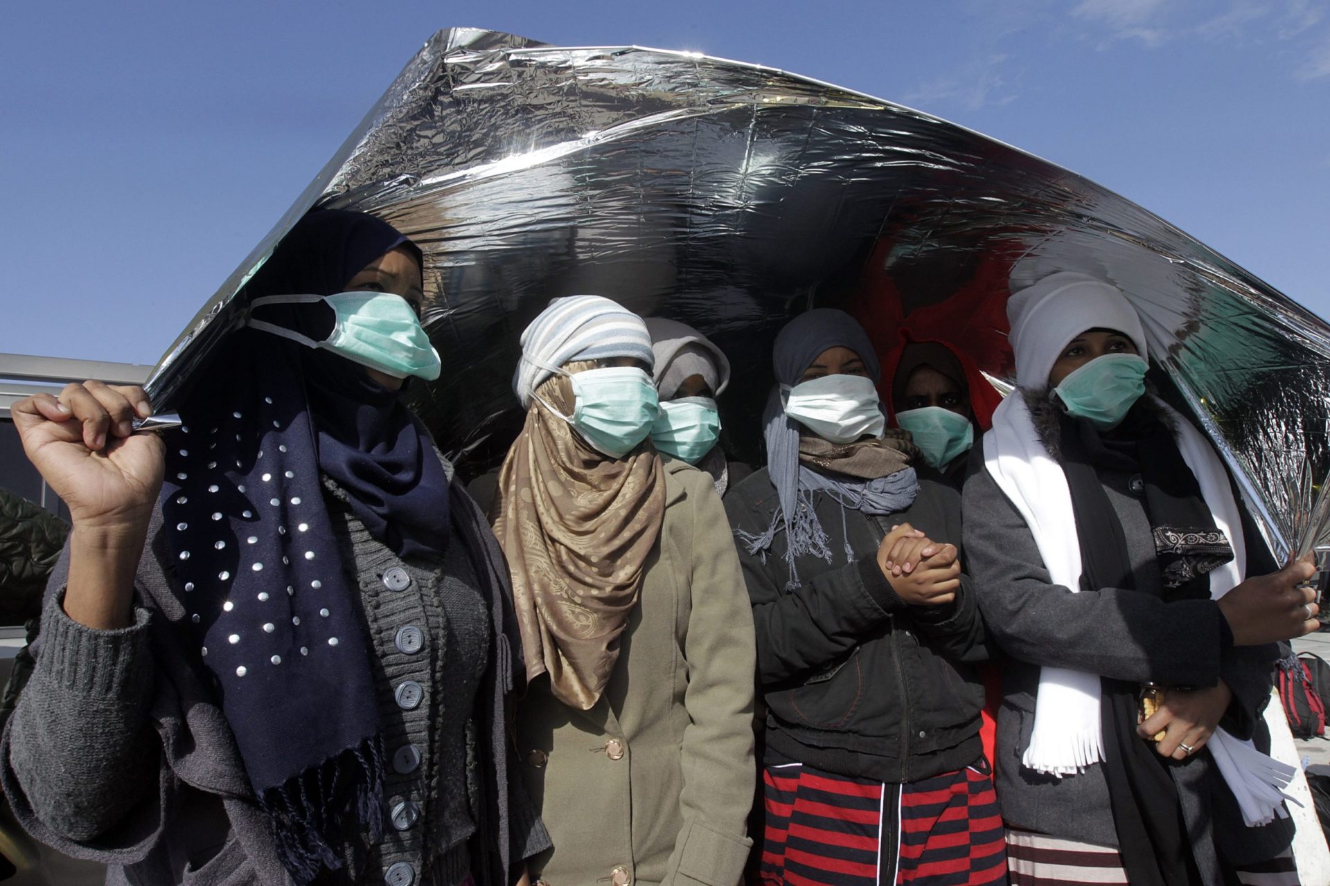 Mediterrâneo. Cem migrantes famintos socorridos ao fim de 12 dias no mar