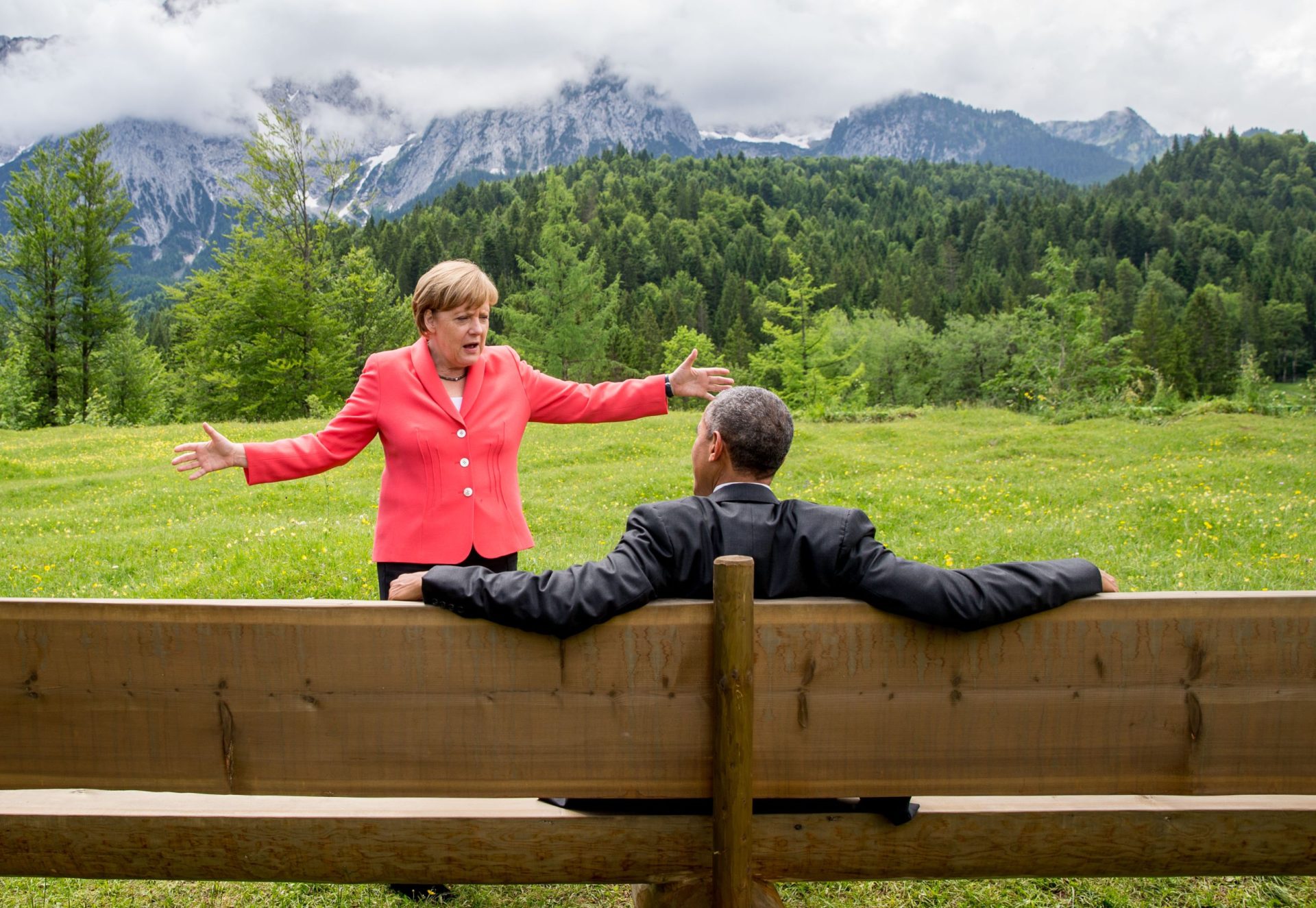 O sorriso trocista da Rússia ao telemóvel de Merkel