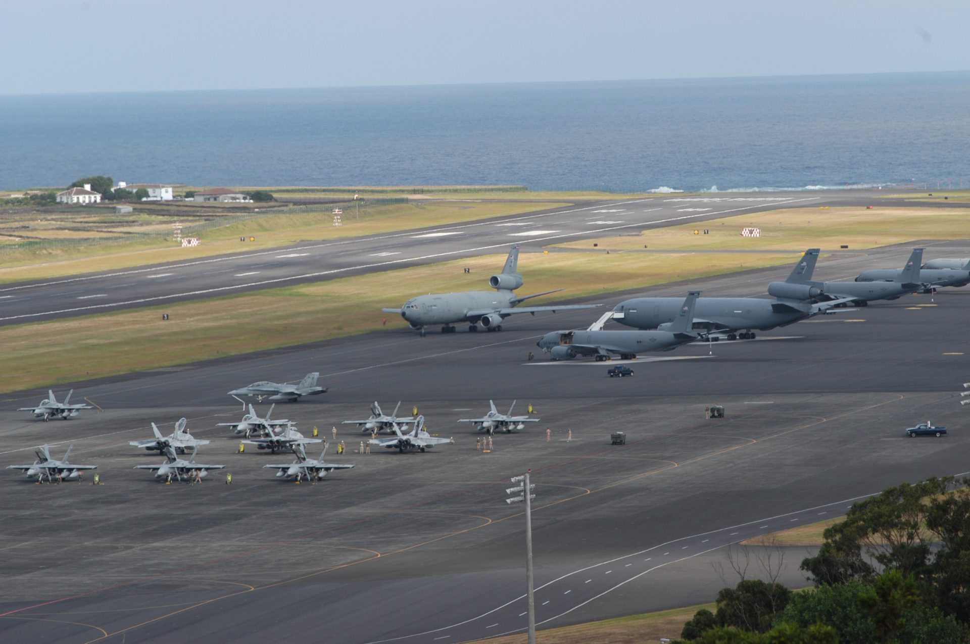 EUA aprovam orçamento que suspende provisoriamente redução na base das Lajes