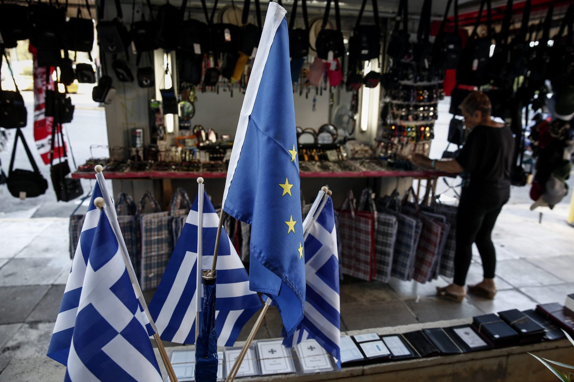 No mundo é a crise da Grécia que domina as atenções