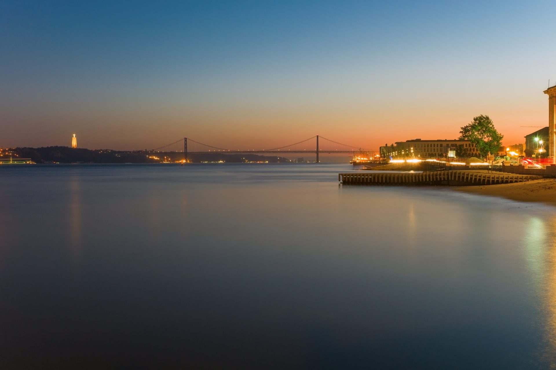 Carro caiu ao rio Tejo esta segunda-feira