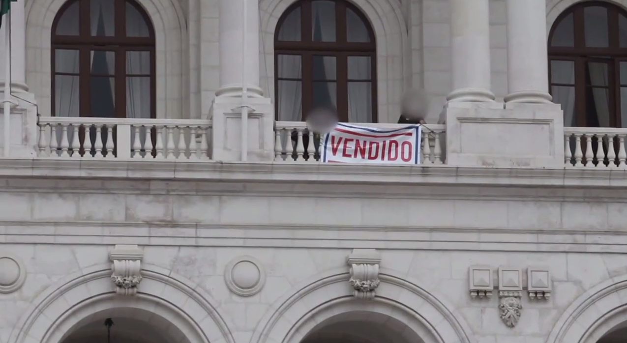 O dia em que o Parlamento acordou com um cartaz: “Vendido” [vídeo]