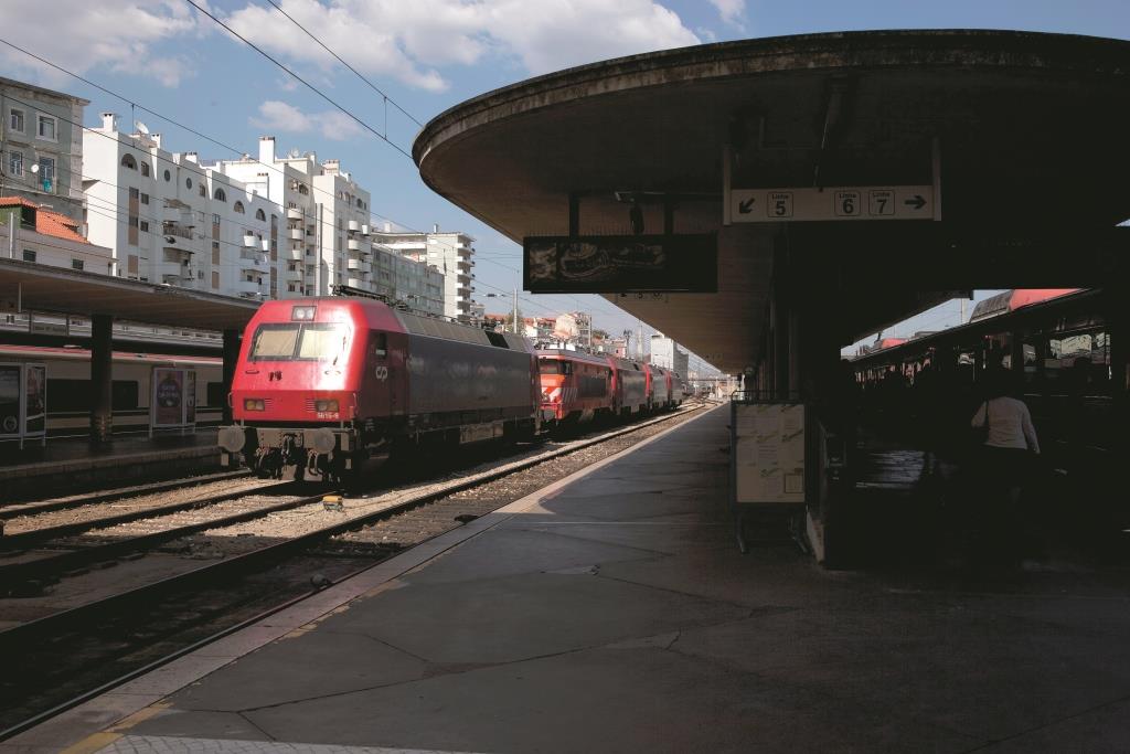 Santa Apolónia. Estação e linhas férreas abrem caminho a hotel e jardim