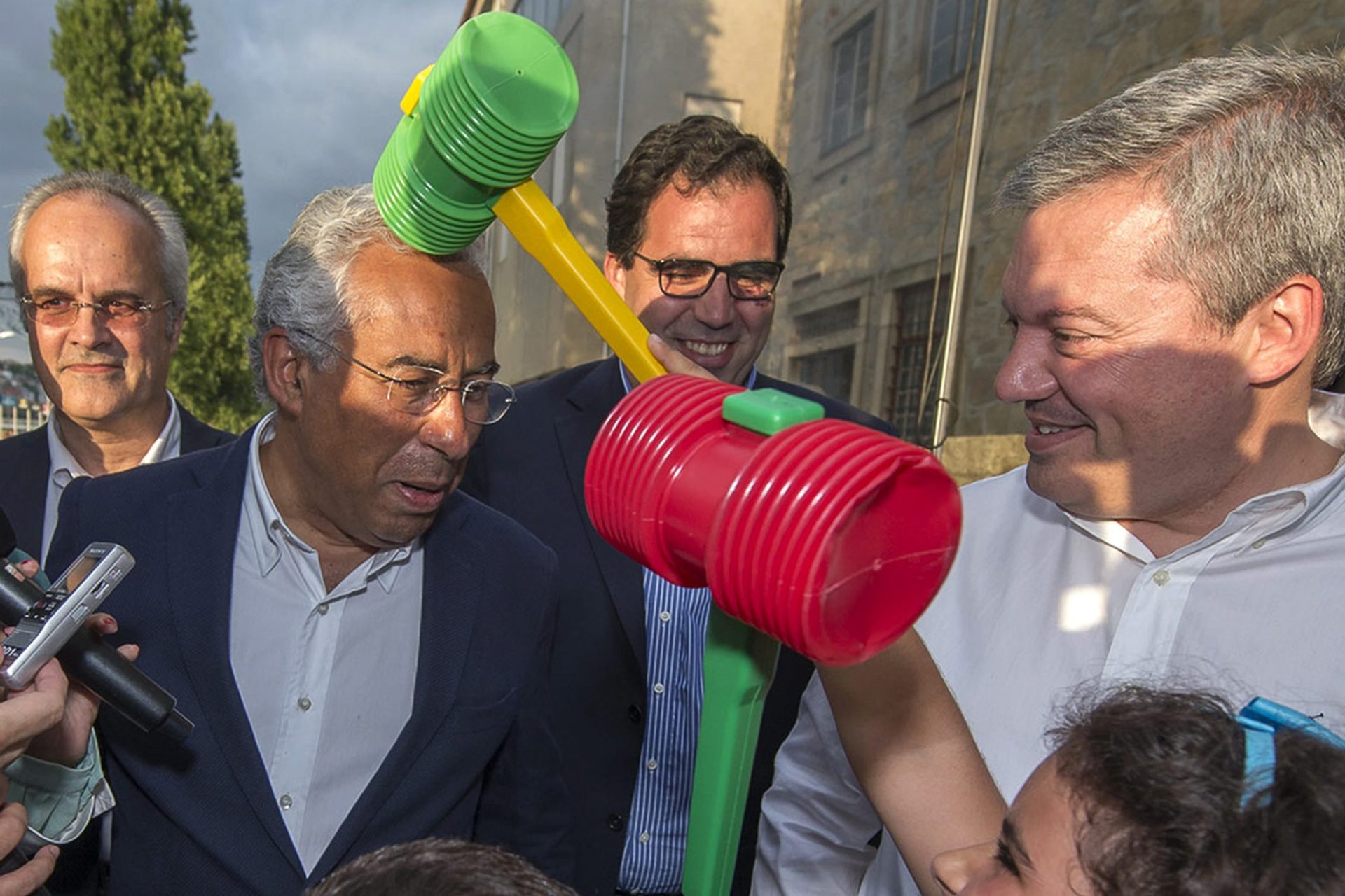 São João. António Costa levou marteladas e retribuiu com beijos