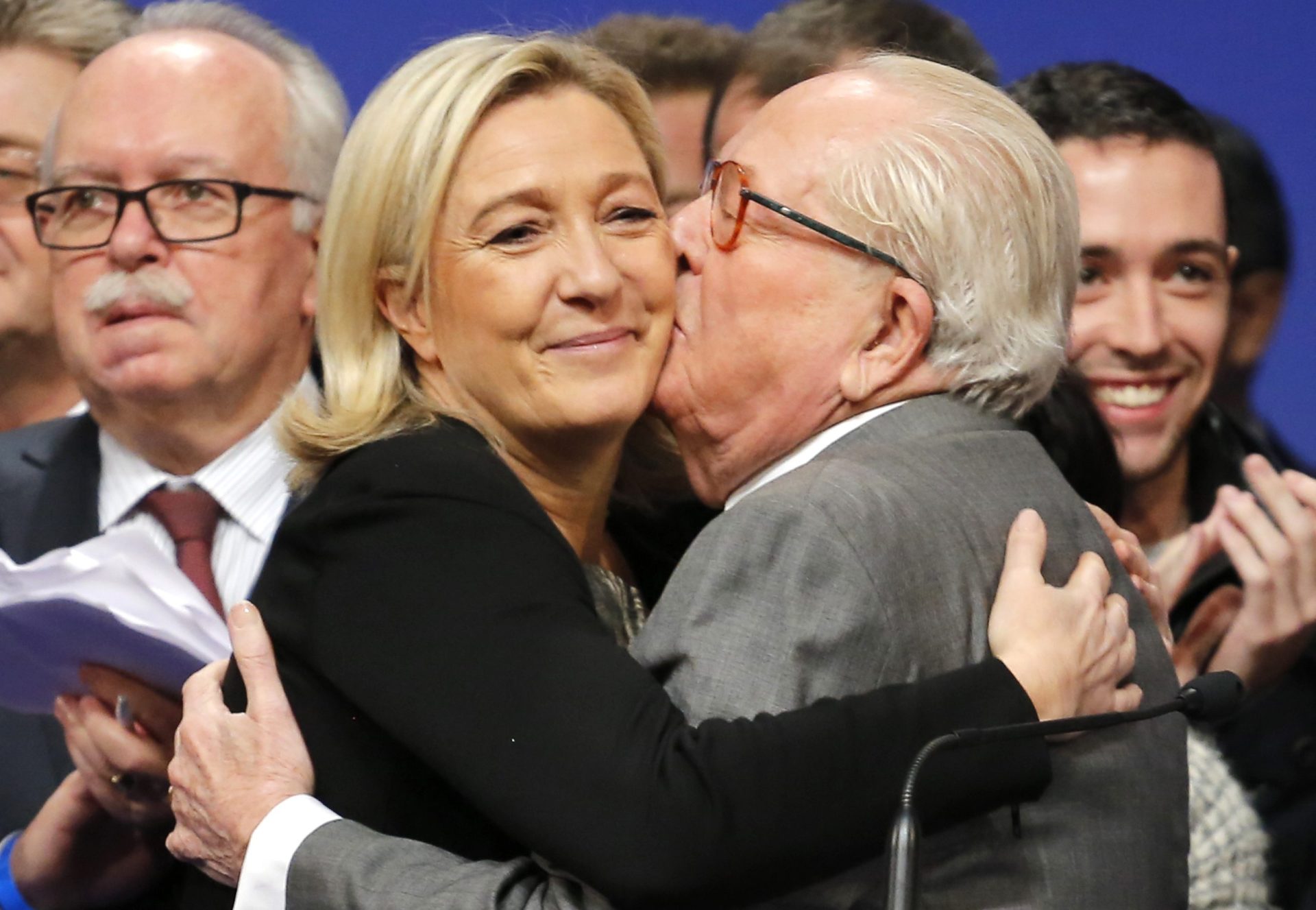 Le Pen mete filha em tribunal