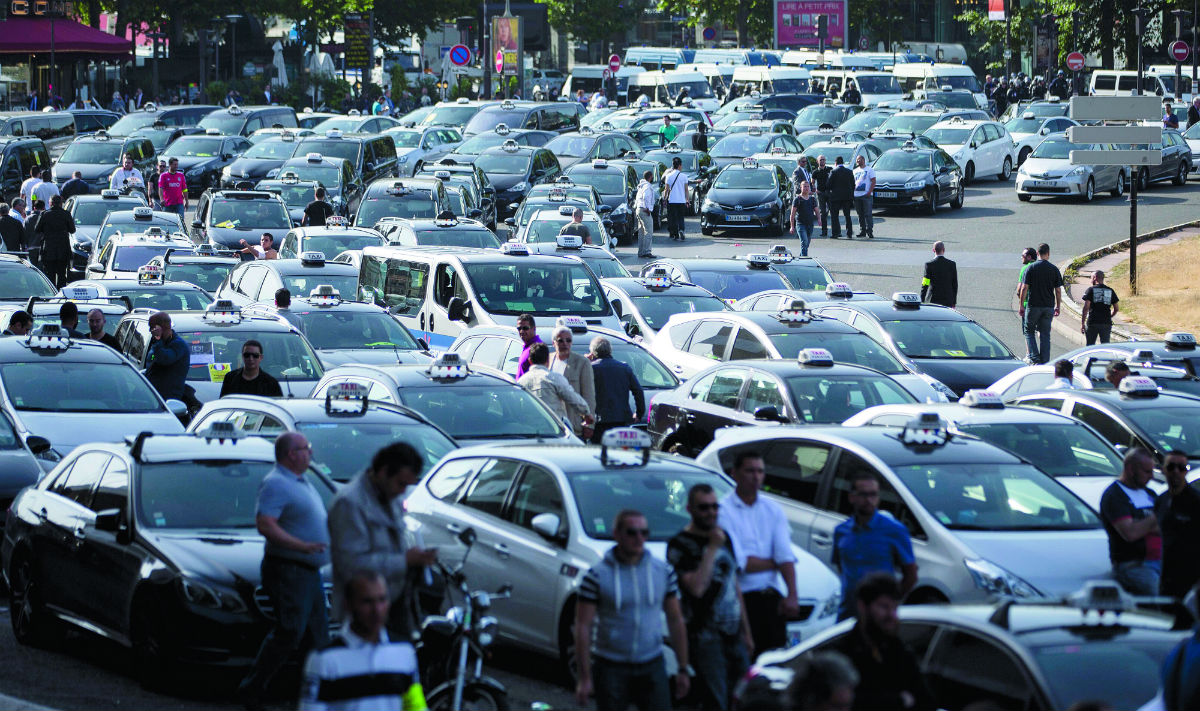 Uber vs. taxistas. A revolta dos franceses meteu polícia antimotim