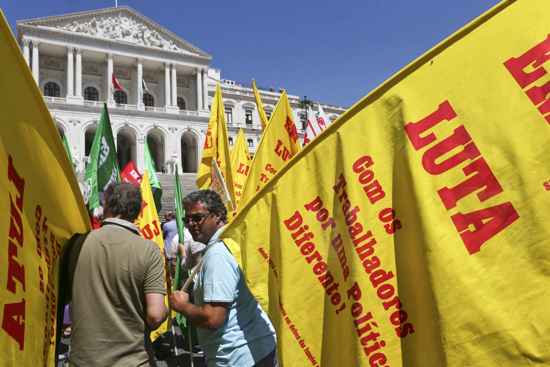 Milhares de trabalhadores da administração pública em protesto