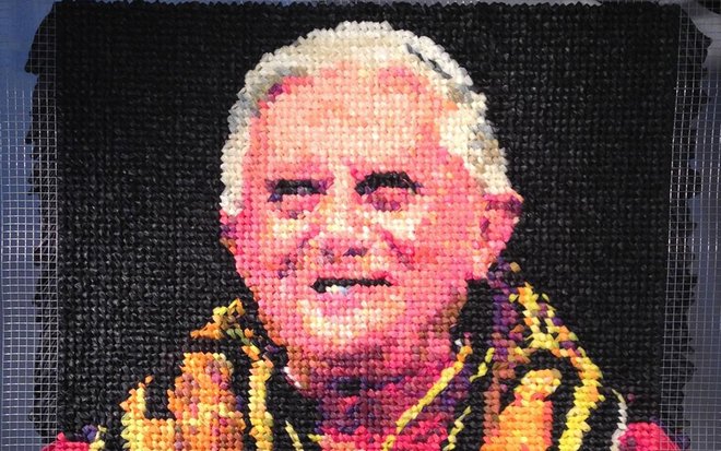 Este quadro de Bento XVI com 17 mil preservativos está a deixar muita gente furiosa