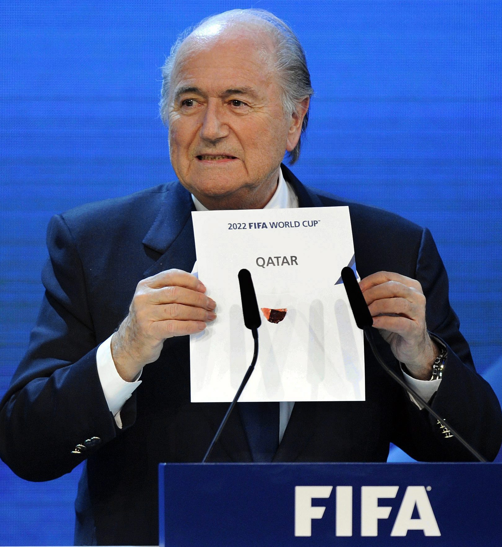 Blatter demite-se da presidência da FIFA