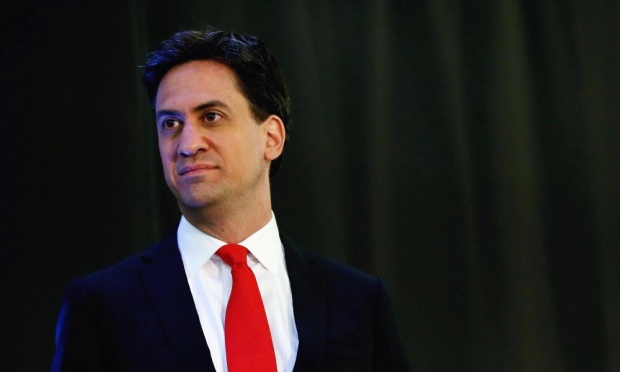 Reino Unido. Ed Miliband elogia David Cameron e George Osborne