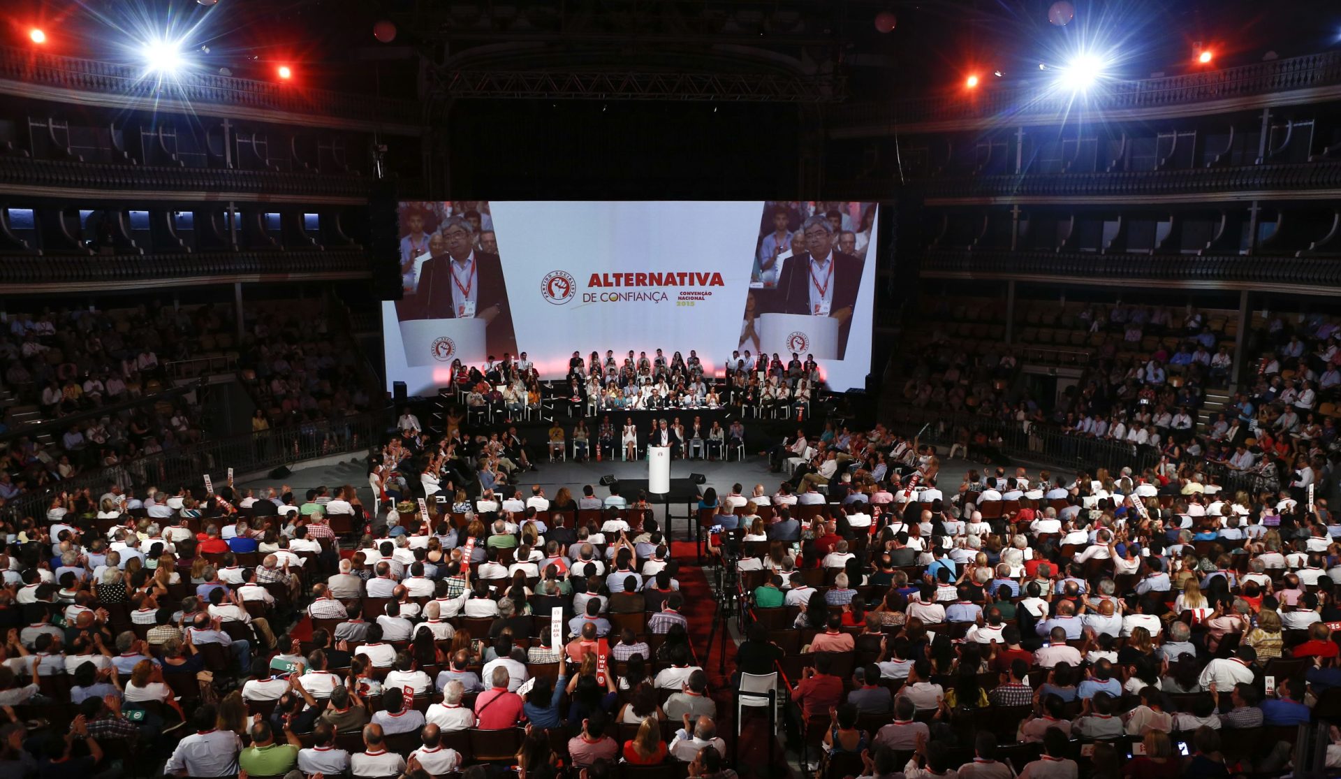 Programa eleitoral do PS aprovado com um voto contra