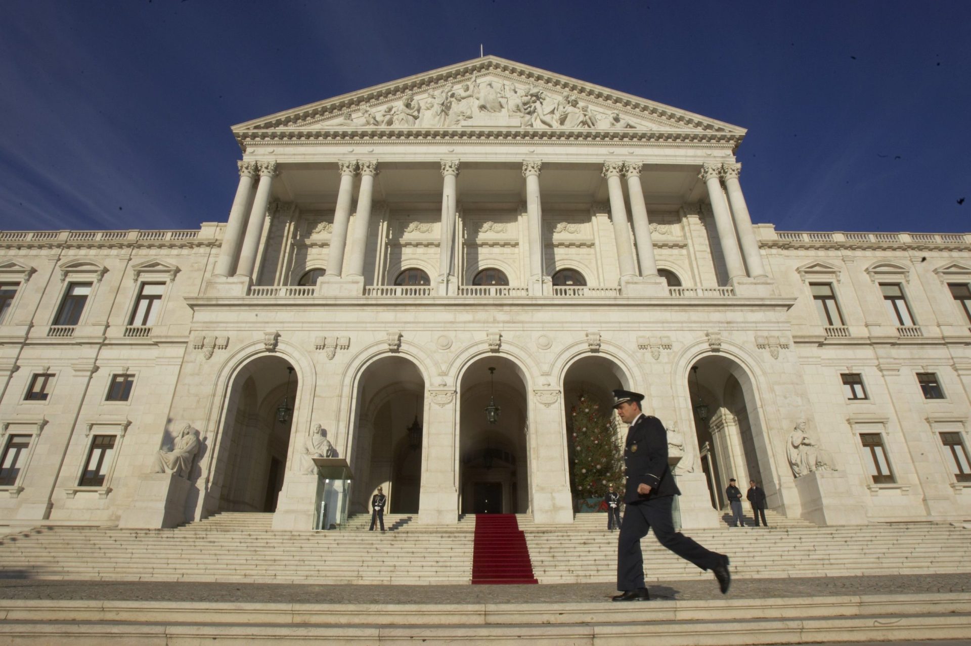 Concentração de funcionários públicos para 26 de Junho diante do parlamento