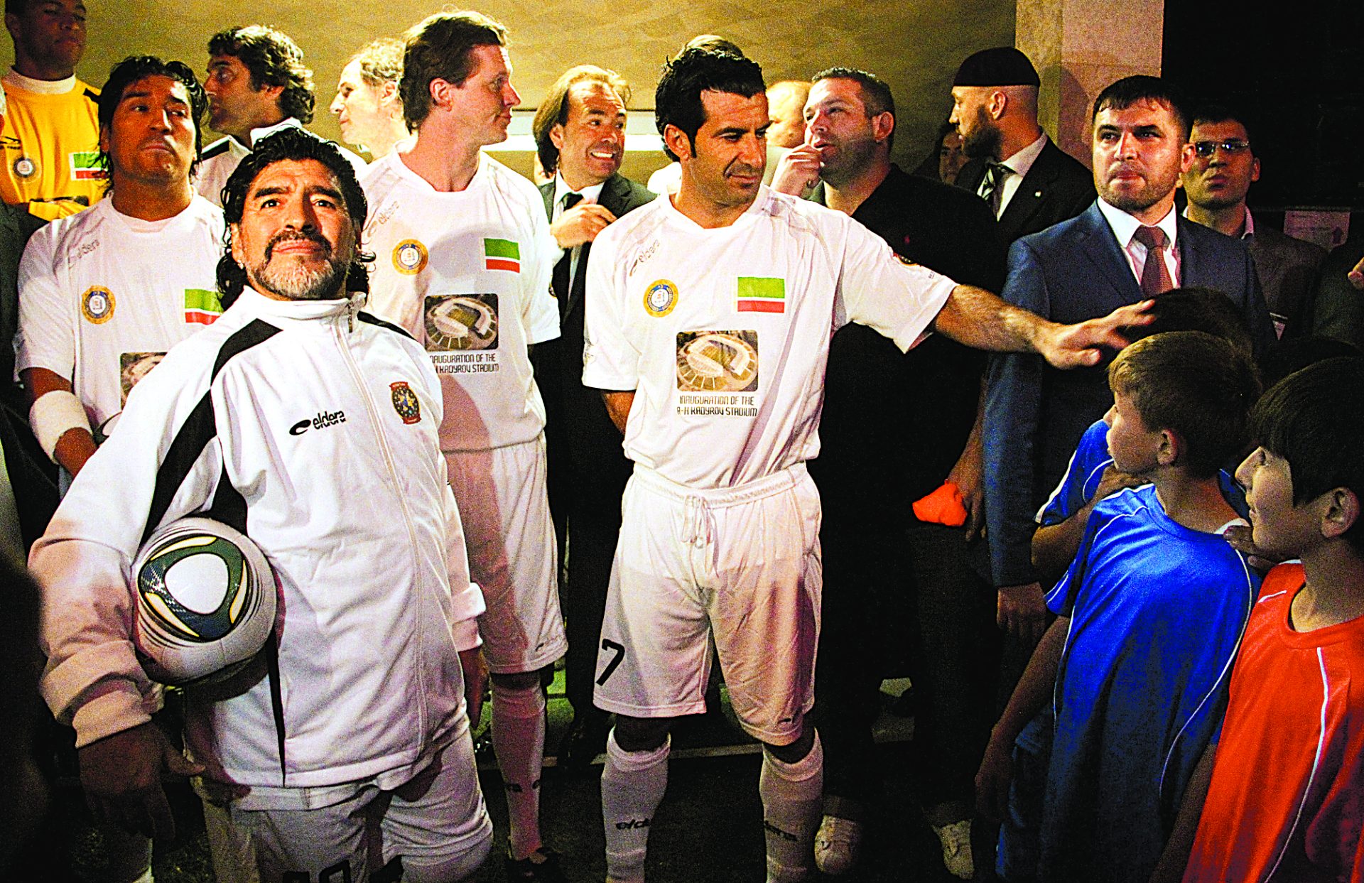 Figo vs. Maradona. No campo, os argumentos seriam outros