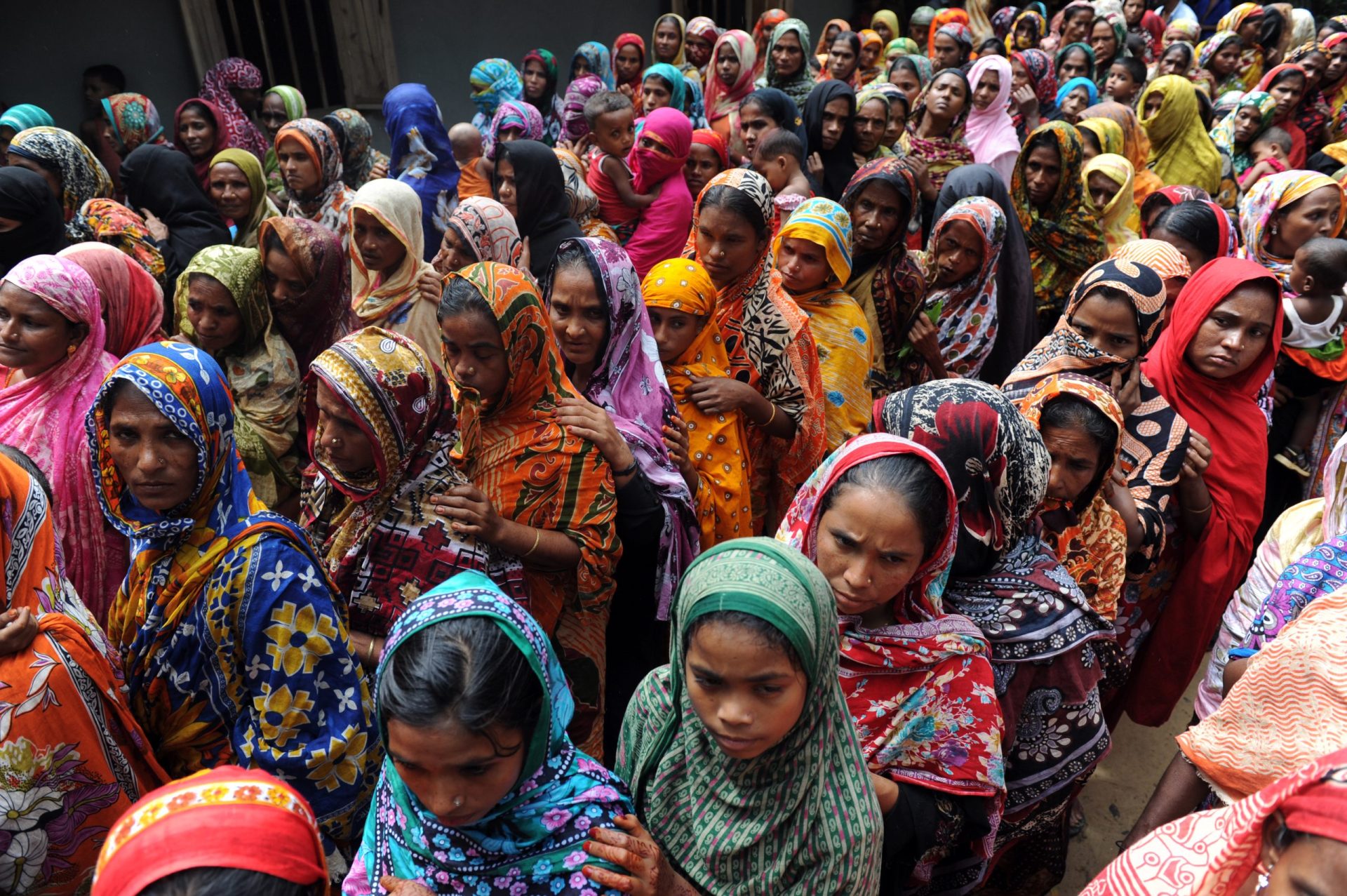 Bangladesh. Pelo menos 17 mortos em debandada durante distribuição gratuita de roupa