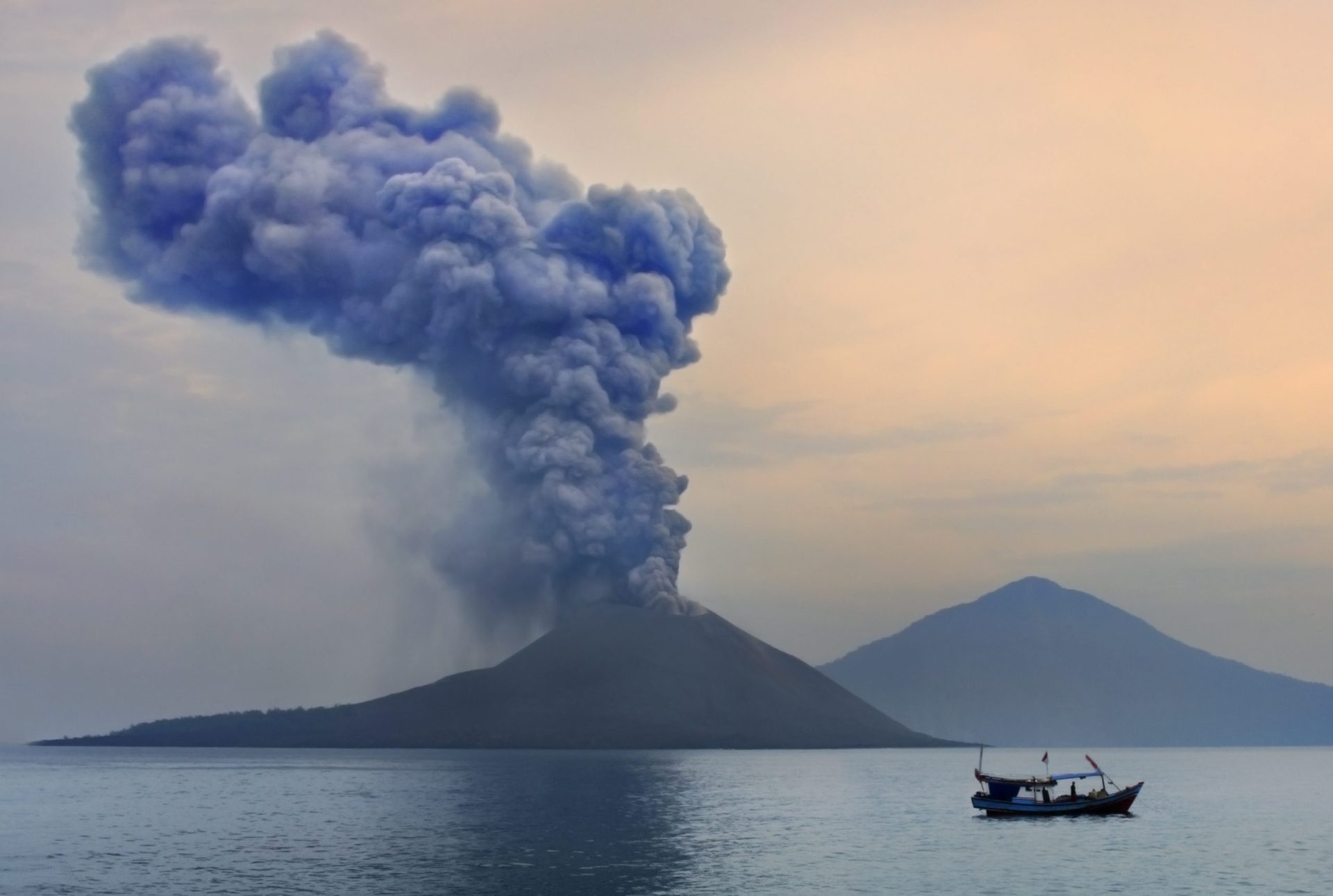 Indonésia. Erupção vulcânica leva a encerramento temporário de quatro aeroportos