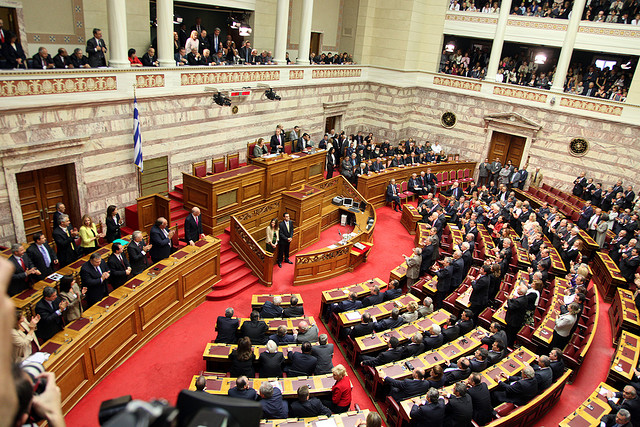 Grécia. Parlamento aprova austeridade mas com divisões no governo