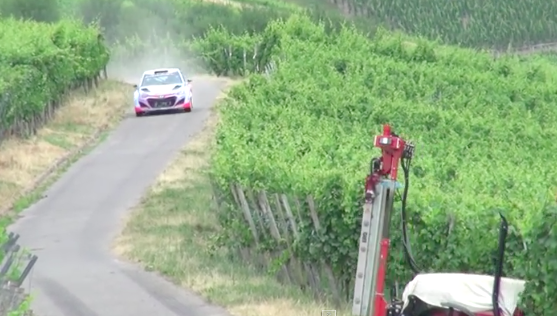 Rali. Hyundai i20 WRC vs tractor [video]