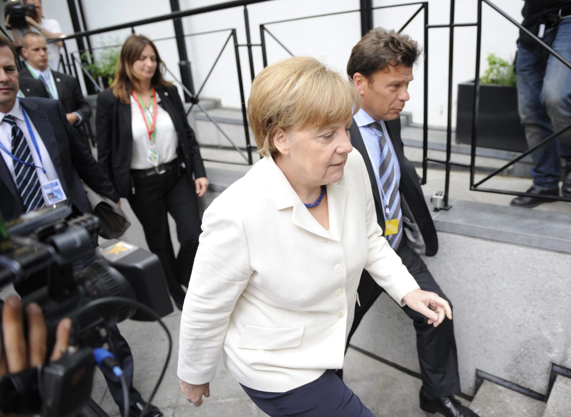 Grécia. Merkel duvida, mas Juncker e Hollande lutarão até ao último “milésimo de segundo”