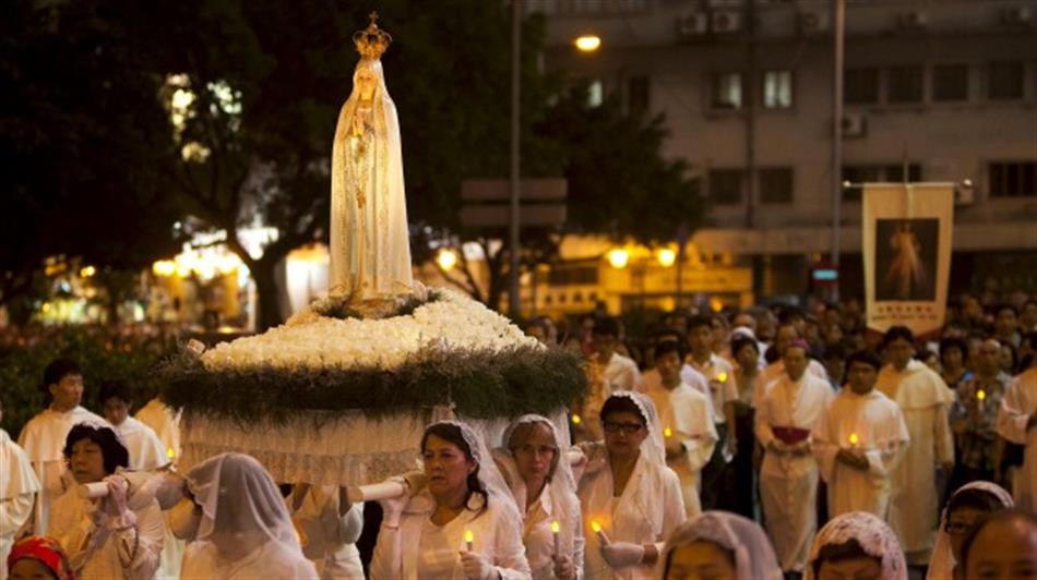 Cristãos da Síria oferecem três balas e um lenço ao Santuário de Fátima