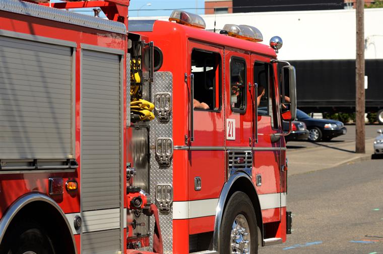 Despiste de viatura de bombeiros provoca dois feridos