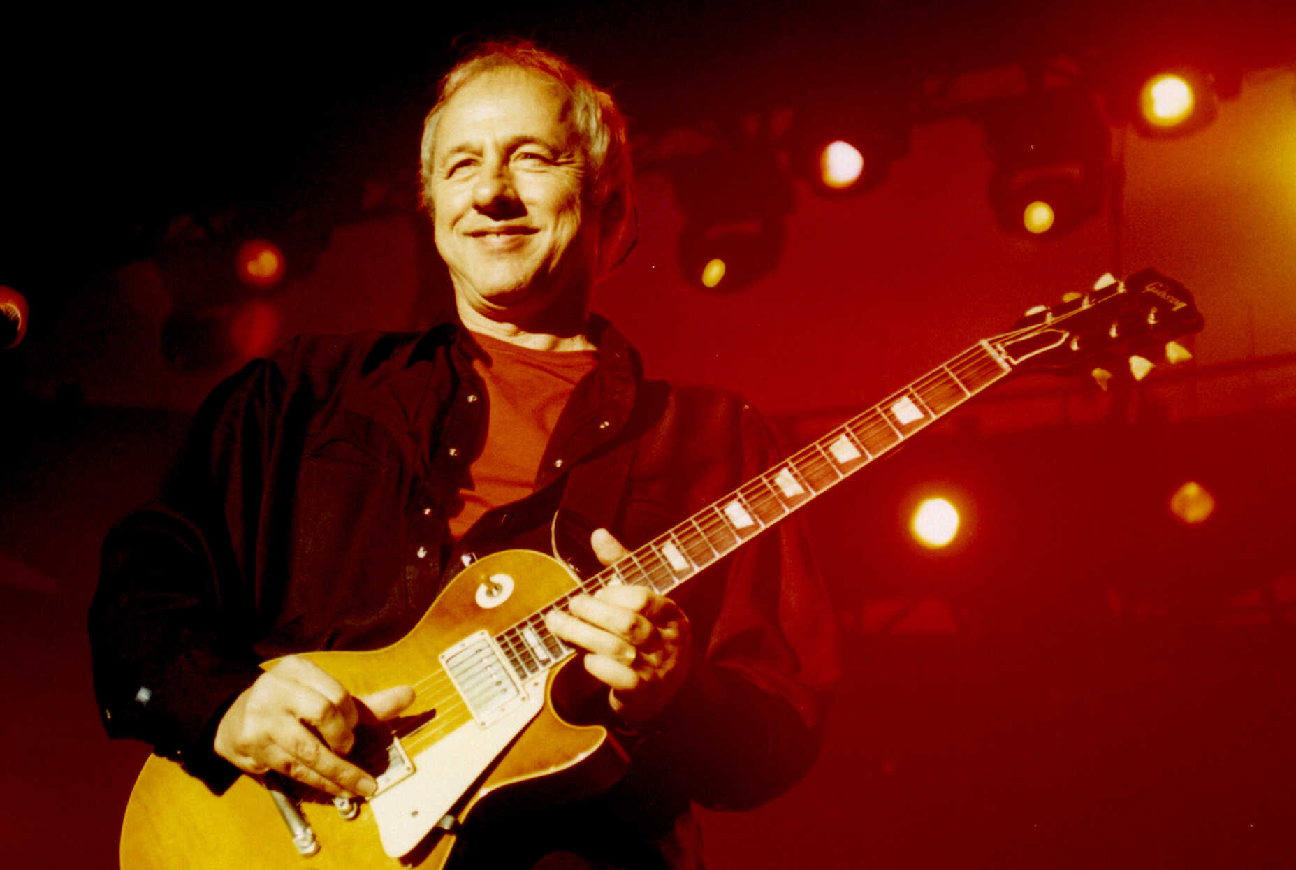 Leilão. Guitarra a autografar por Mark Knopfler licitada por 8 mil euros