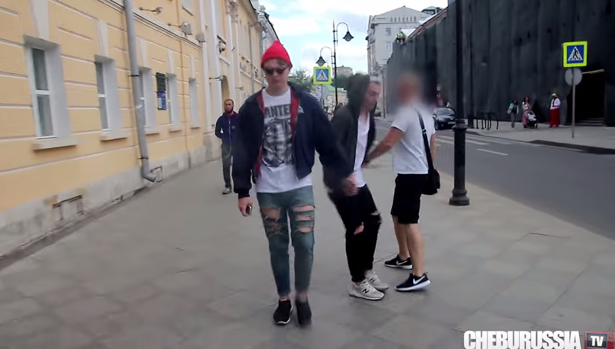 Isto é o que acontece quando dois homens passeiam de mão dada por Moscovo [vídeo]