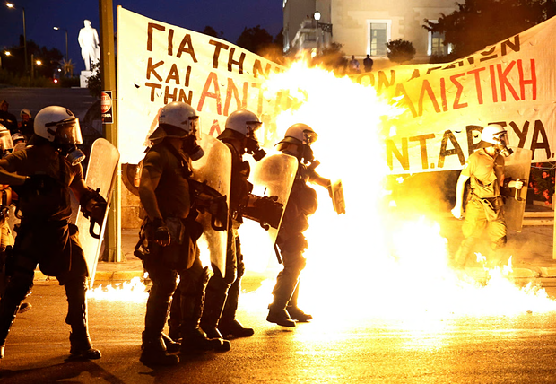 Grécia. Manifestações tornam-se violentas