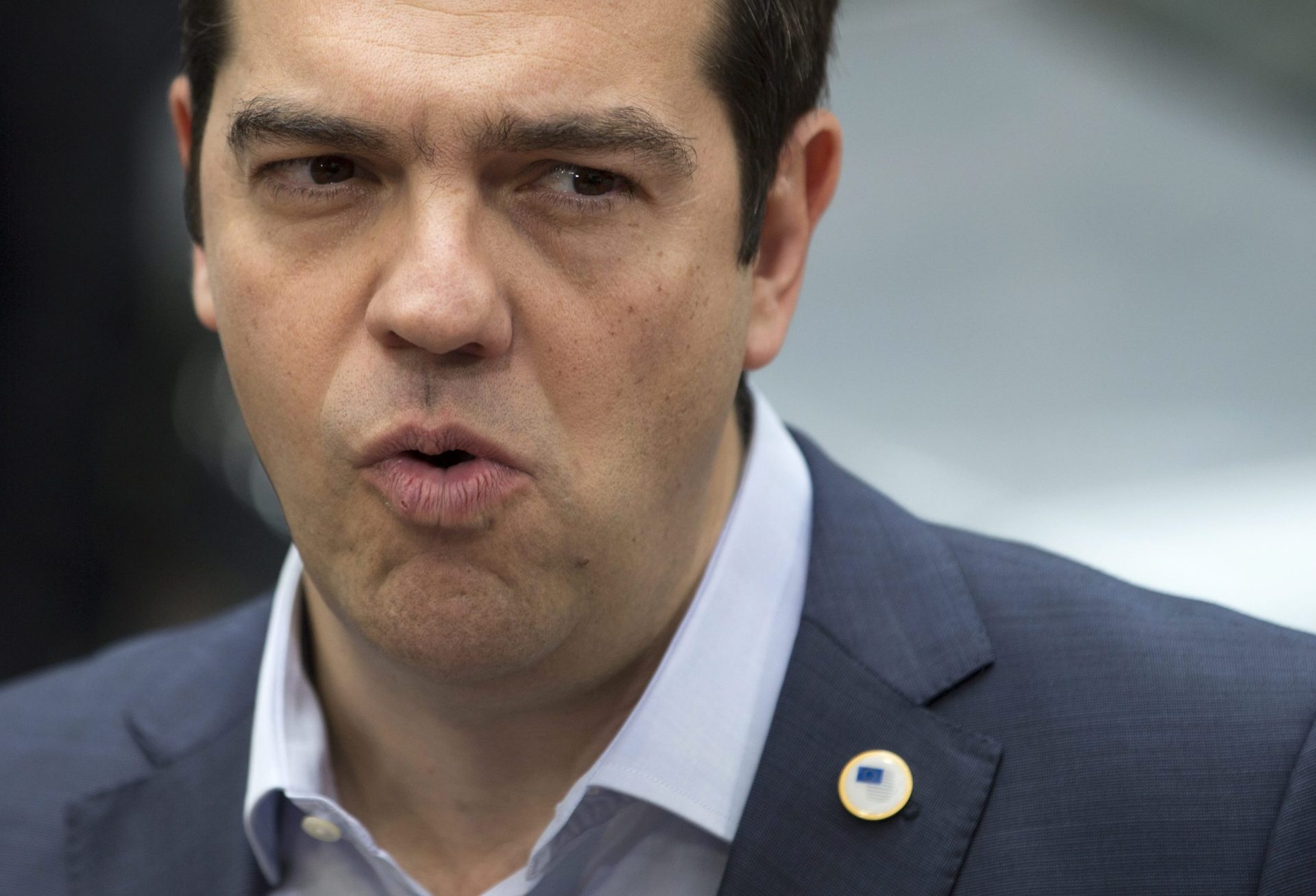 Debate. Alexis Tsipras fora da sala e em silêncio