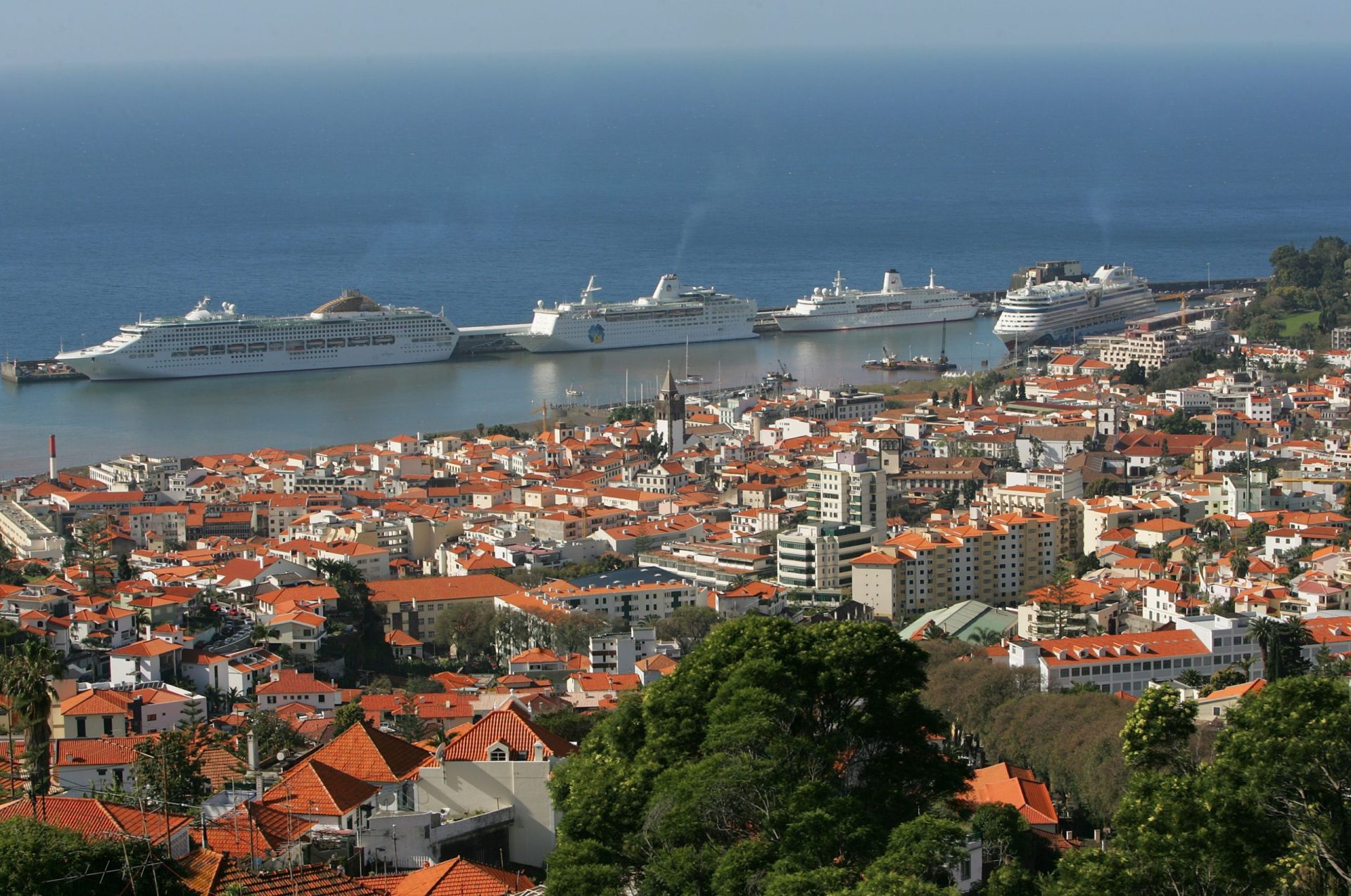 Madeira. Governo aprova subsídio para ligações aéreas e marítimas