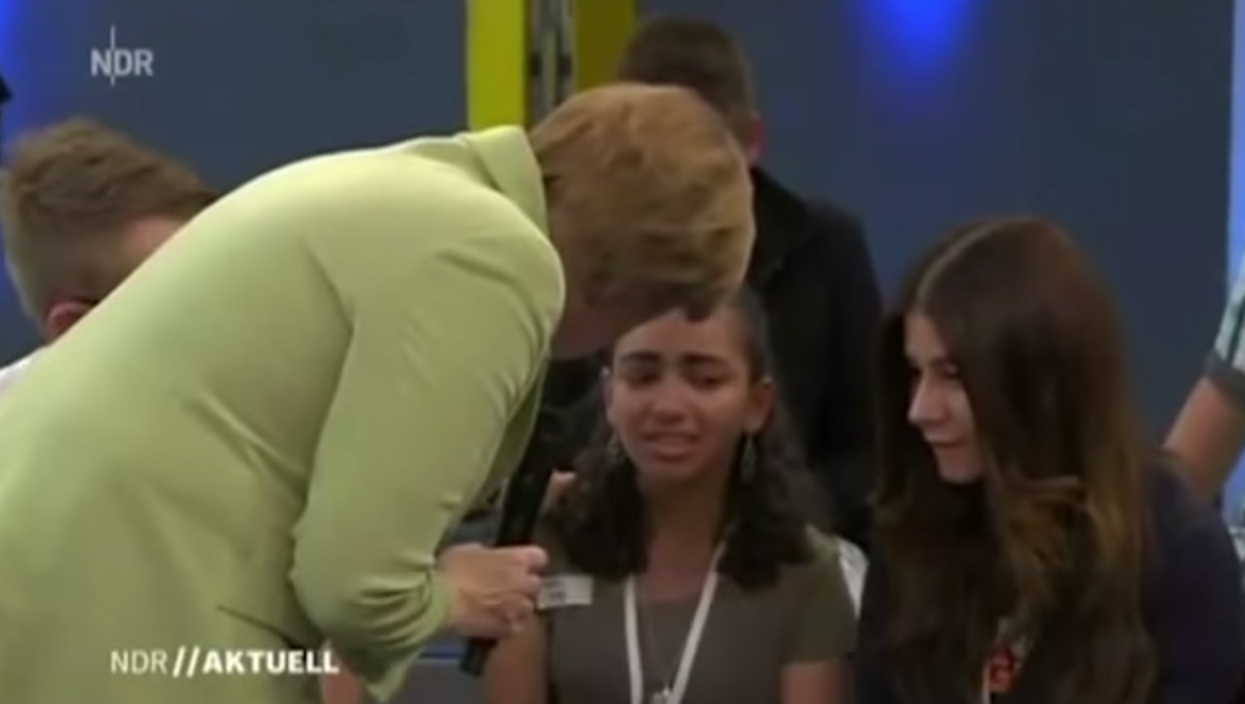 Merkel põe adolescente palestiniana a chorar