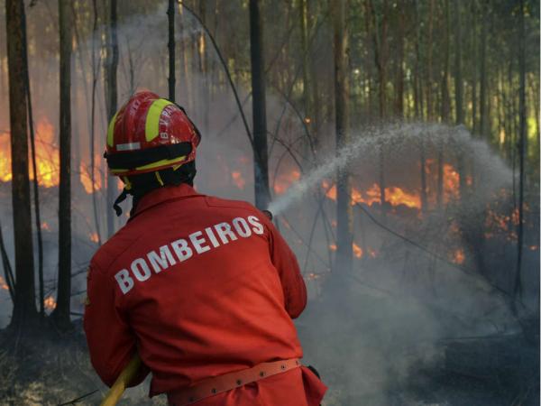 Dominado incêndio no Fundão