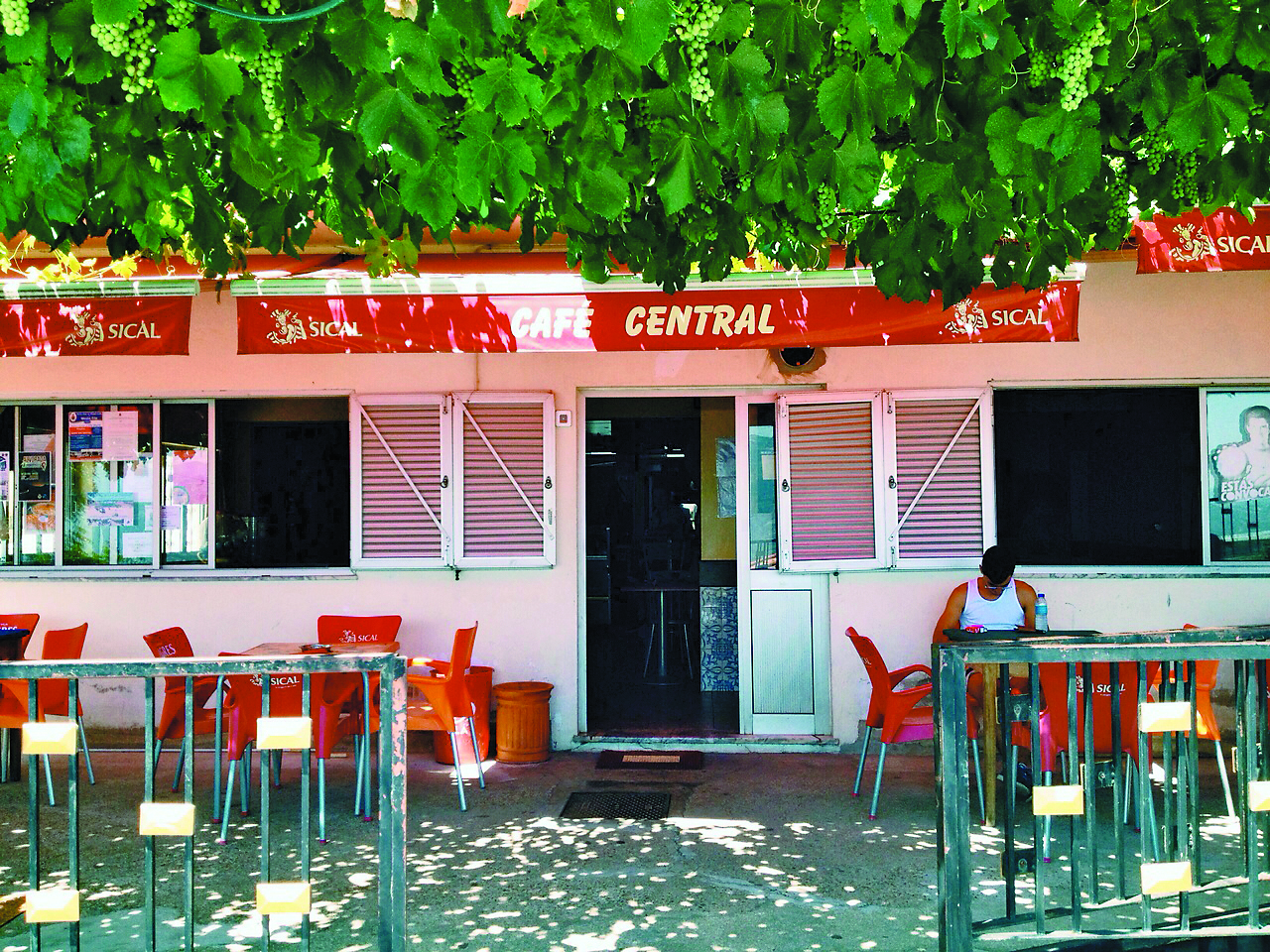 Vila Marim. Os quatro tiros que abalaram a paz deste Café Central