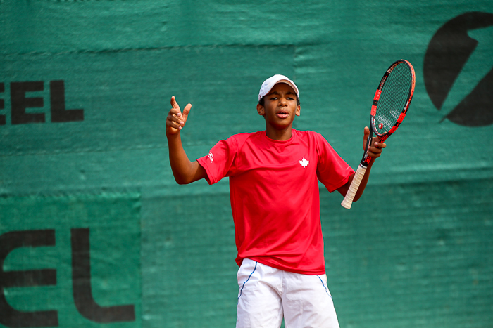 Felix Auger Aliassime. Tem 14 anos e joga como gente grande