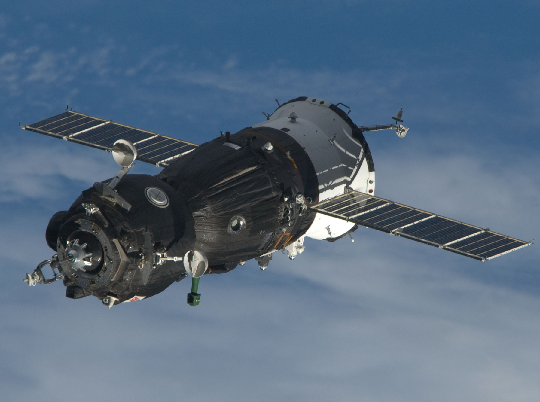 Nave tripulada Soyuz faz acoplagem com êxito na Estação Espacial Internacional