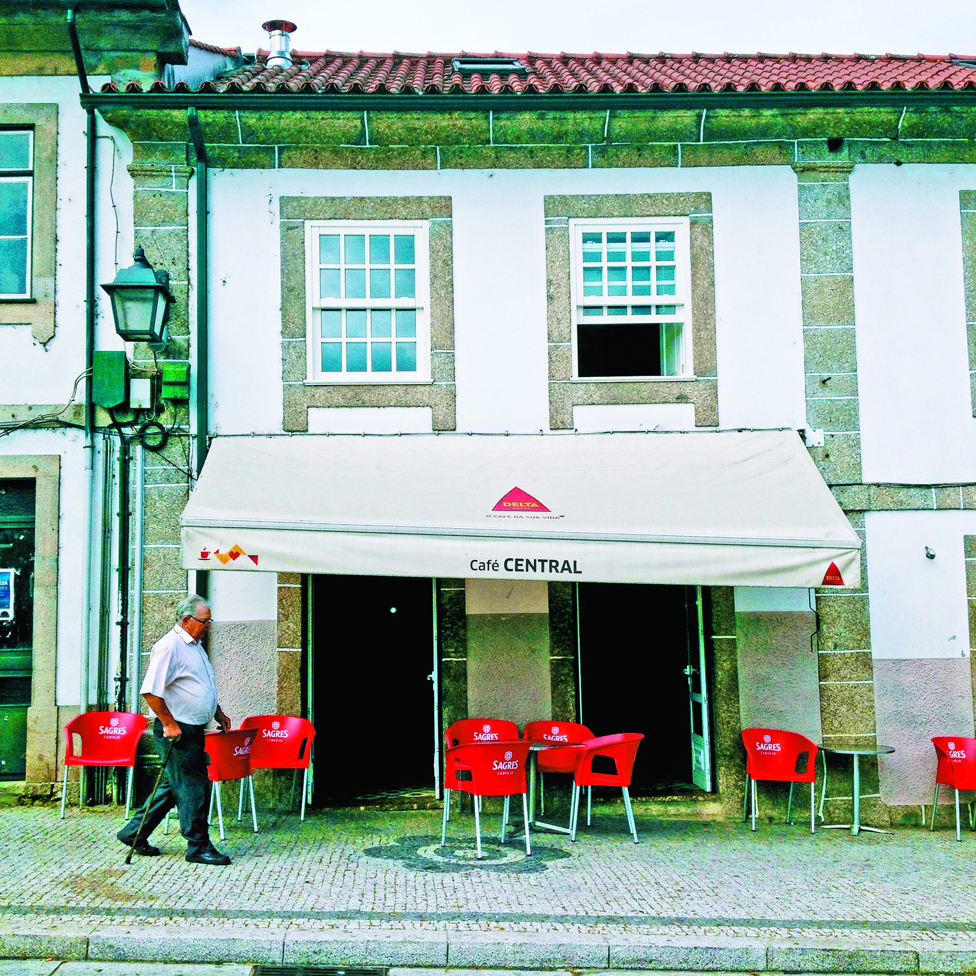 Ponte da Barca. O Café Central que vive dos golos do Benfica e da benção do S. Bartolomeu