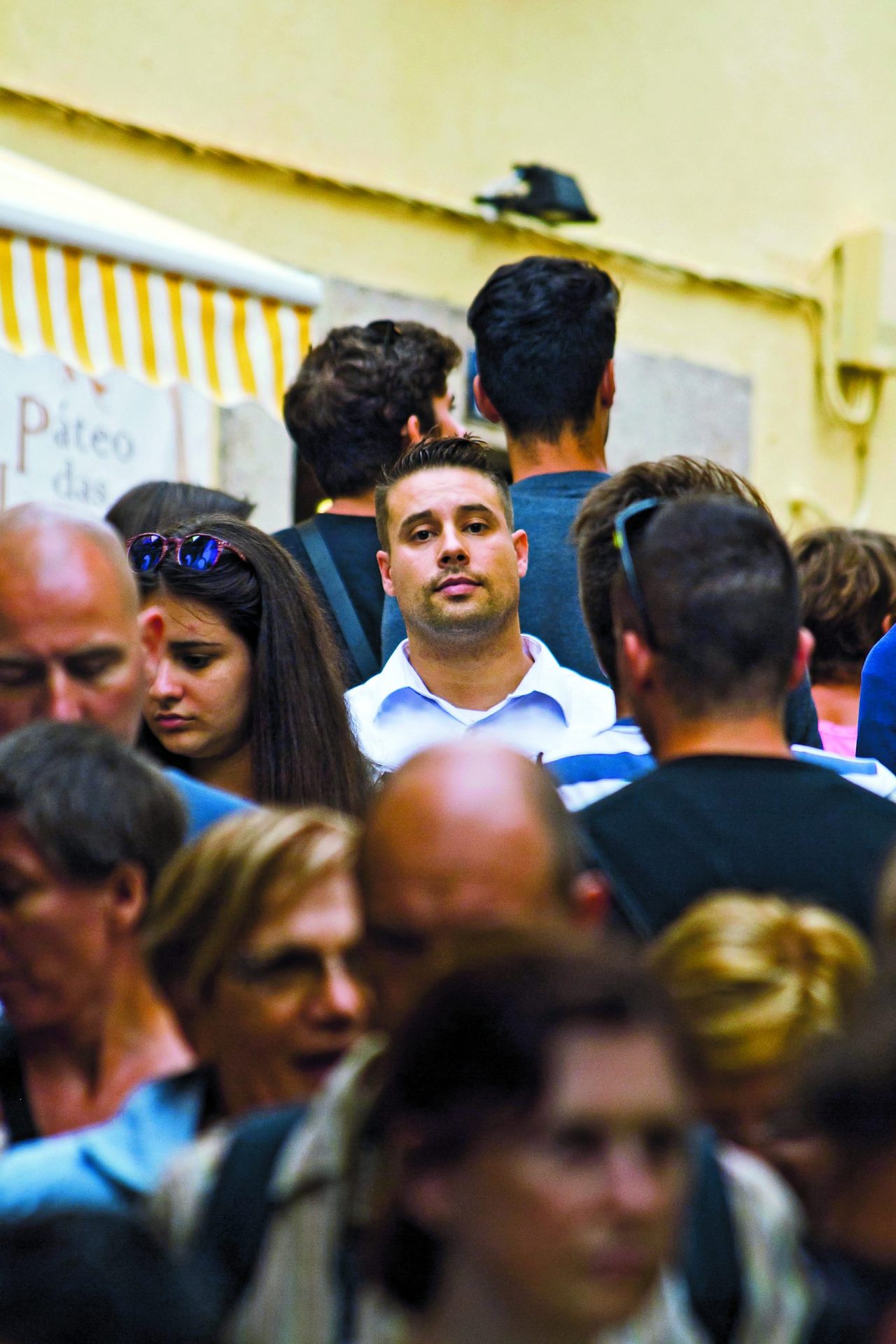 Conheça cinco portugueses que vão passar as férias em casa por não terem dinheiro