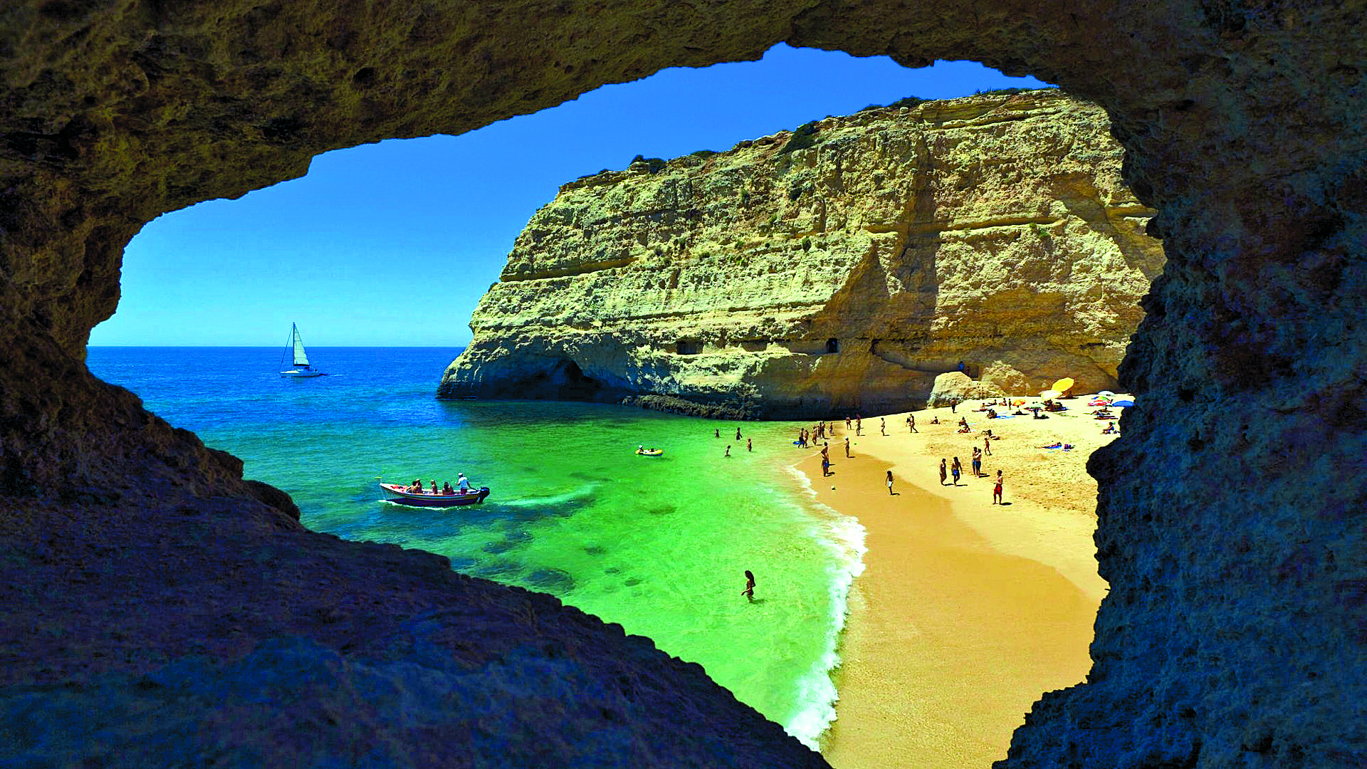 Turistas estrangeiros procuram Algarve, Lisboa e Norte