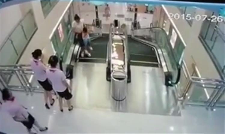 China. Mãe salva o filho e é engolida pelas escadas rolantes [vídeo]