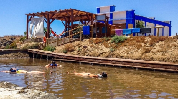 Spa de água salgada. Aqui todos sabem flutuar