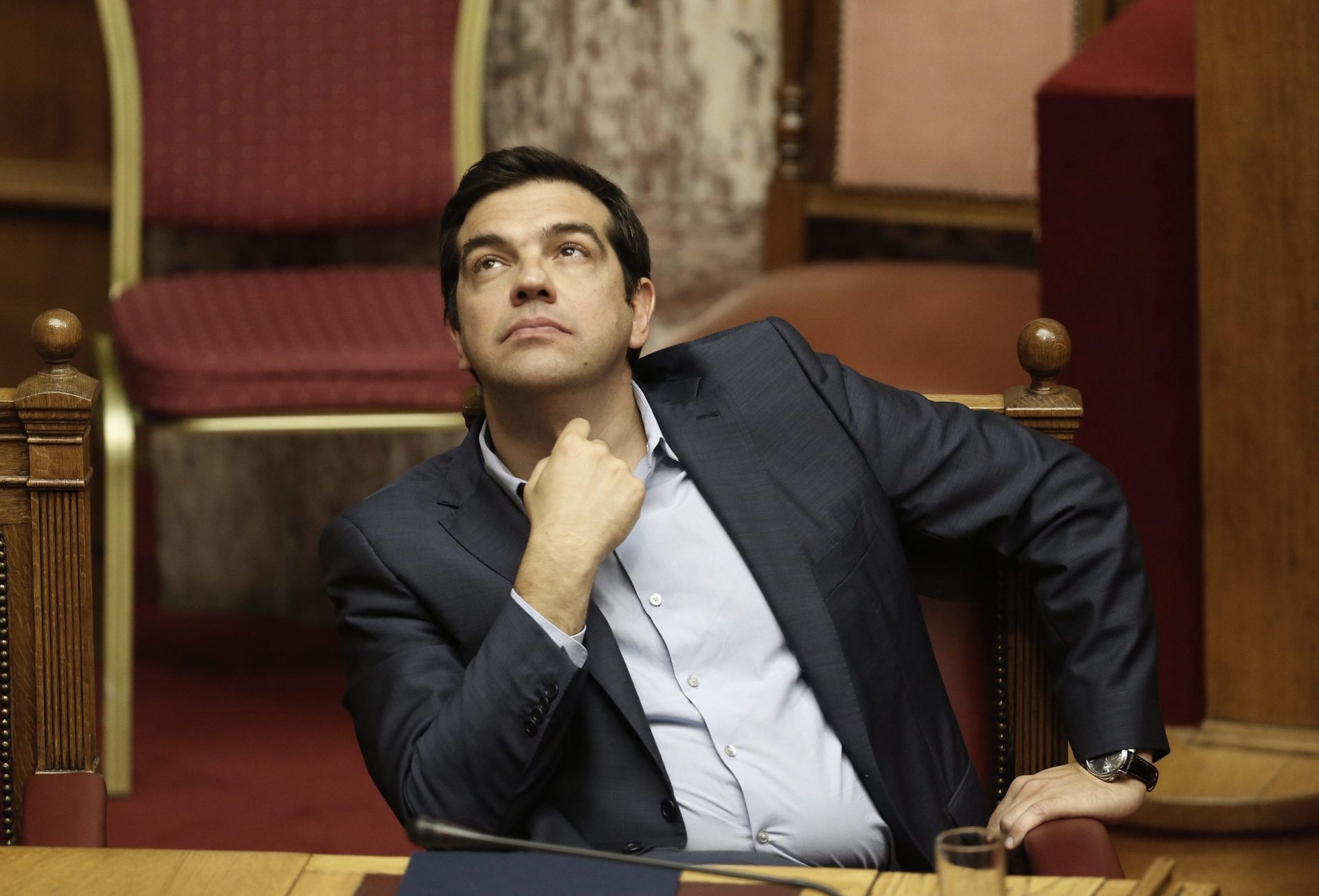 Tsipras garante que não vai “além da troika”