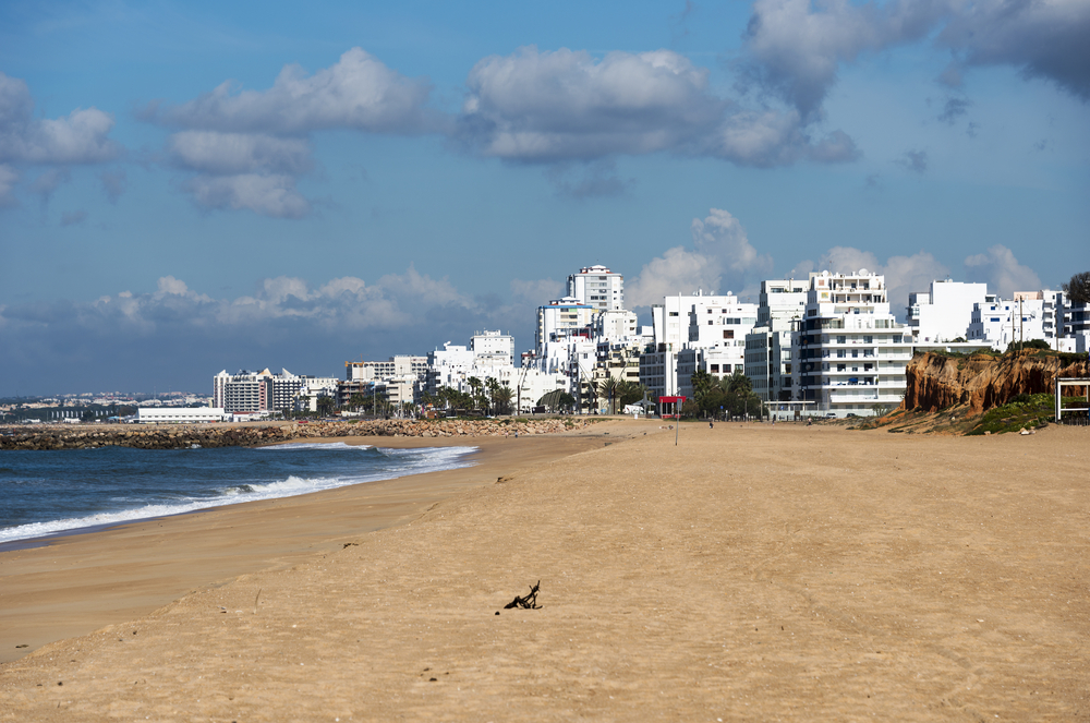 Quarteira. Cães à solta atacam pessoas na praia