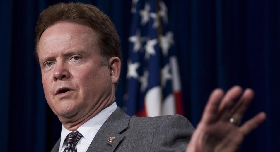 Estados Unidos. Jim Webb decide avançar contra Hillary Clinton